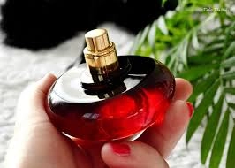 گرم و تلخ و ترکیبی تحریک آمیز از رایحه شکلات پیچیده در عطر گل زنجبیل